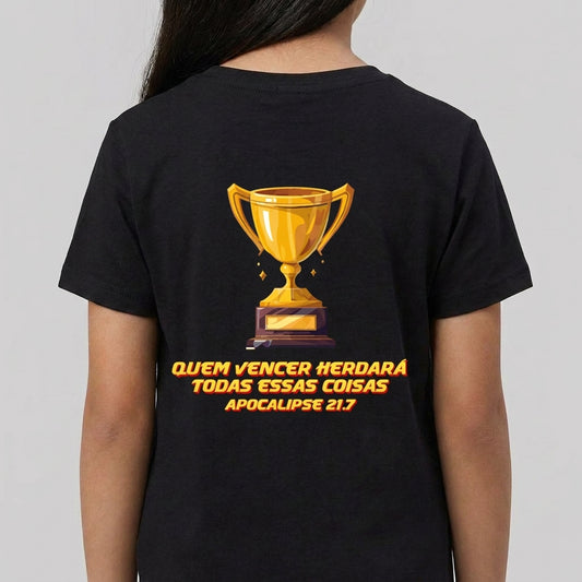 Camiseta com estampa frontal de troféu dourado pequeno e estampa traseira de troféu maior com a frase "Quem vencer herdará todas essas coisas Apocalipse 21:7".