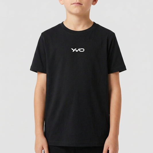 Camiseta com estampa frontal de texto estilizado centrado em letras cursivas.