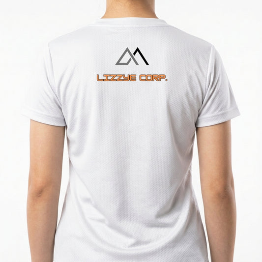 Camiseta com estampa frontal de logotipo circular com montanhas, estrela e texto "LIZZYE CORP." e estampa traseira de texto "LIZZYE CORP." e logotipo geométrico.