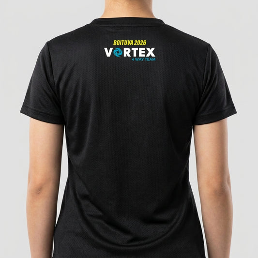 Camiseta com estampa frontal de logo circular estilizado e frase "FEEL THE VORTEX!" e estampa traseira de texto "BOTUVA 2026 VORTEX 4 WAY TEAM".