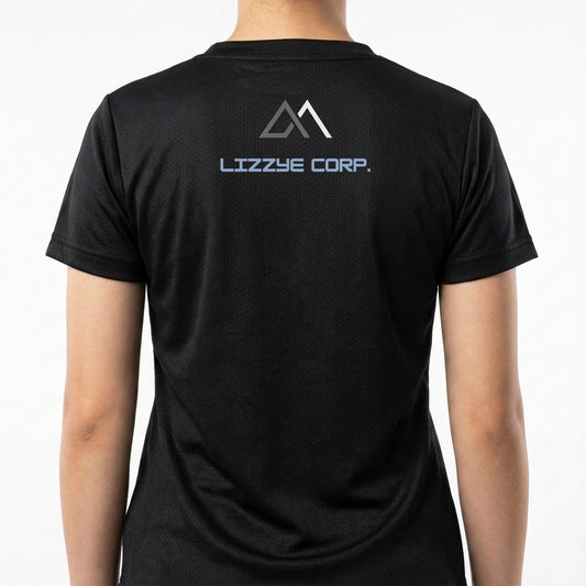 Camiseta com estampa frontal de estrela, logotipo circular com montanha e lua, texto "Lizzye Corp", e estampa traseira de texto com símbolo triangular.