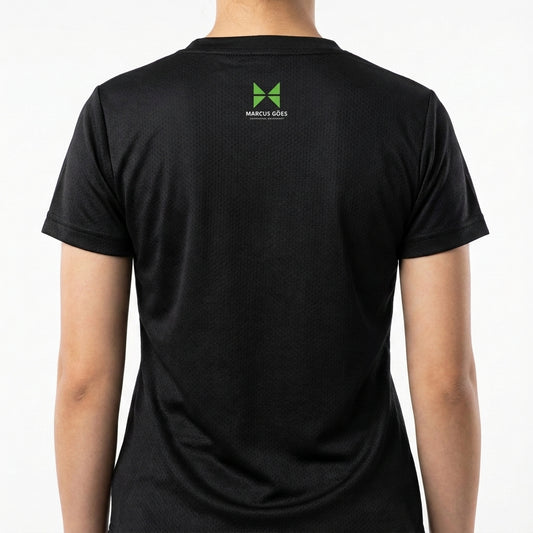 Camiseta com estampa frontal de xícara estilizada com a inscrição "Coffee Lover Club" e estampa traseira com pequeno logotipo verde e inscrição "Marcus & Co."