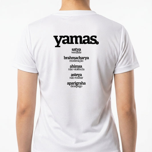 Camiseta com estampa frontal de "asteya. NÃO ROUBAR" e estampa traseira de "yamas." seguida de conceitos como "satya", "brahmacharya", "ahimsa", "asteya" e "aparigraha".