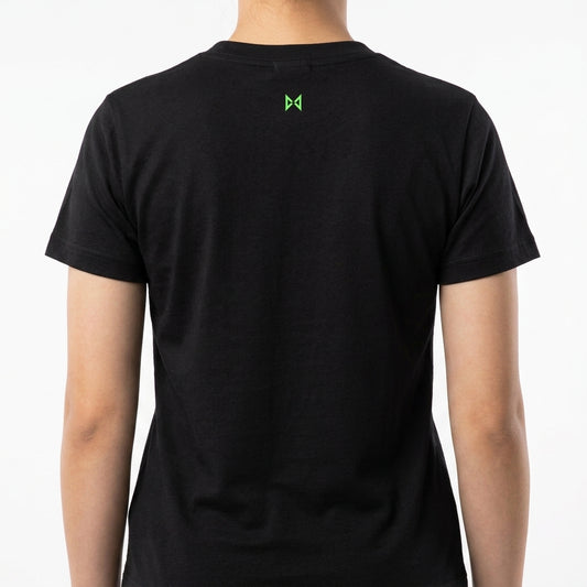 Camiseta com estampa frontal de texto pequeno e minimalista centralizado "That's Running" e estampa traseira de símbolo discreto logo abaixo da gola.