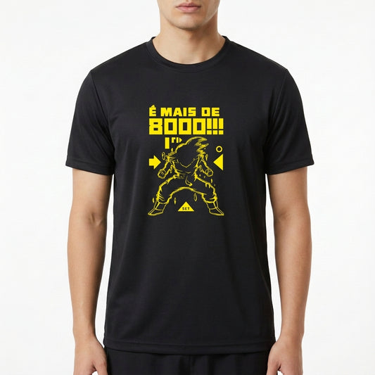 Camiseta com estampa frontal de personagem em pose poderosa cercado por elementos gráficos e a frase "É mais de 8000!!!".