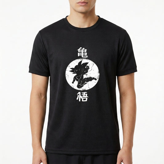 Camiseta com estampa frontal de personagem em silhueta envolto em círculo, ladeado por caracteres em estilo oriental, criando um contraste envolvente.