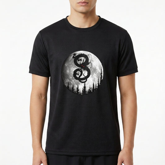 Camiseta com estampa frontal de círculo lunar com dragão estilizado em contraste sobre floresta sombria e detalhes vermelhos intensos.