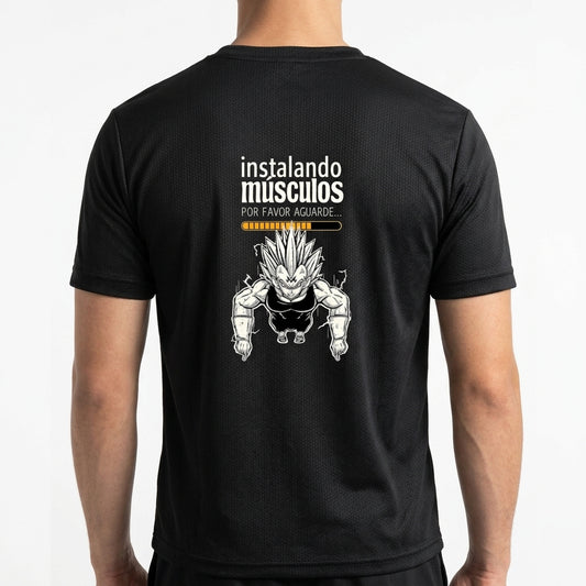 Camiseta com estampa traseira de personagem musculoso estilo anime, com cabelo espetado, sob a frase "instalando músculos, por favor aguarde...".