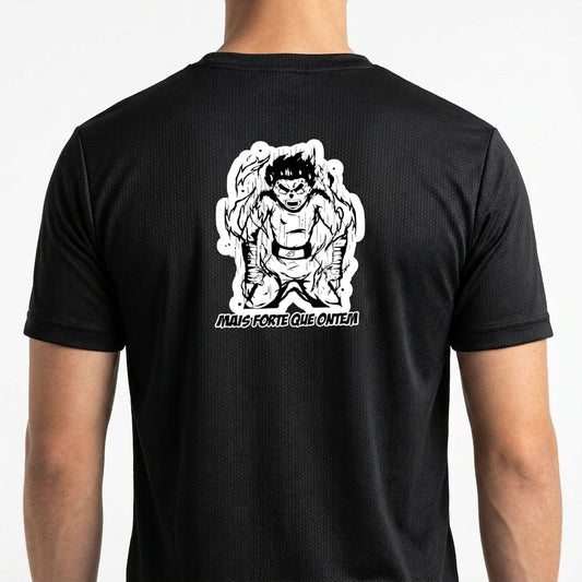 Camiseta com estampa traseira de um personagem com expressão intensa e cabelos espetados, rodeado por um contorno, acompanhada da frase "MAIS FORTE QUE ONTEM".