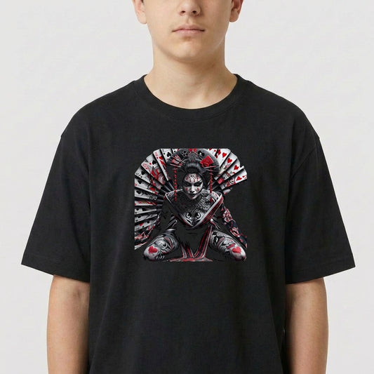 Camiseta com estampa frontal de figura central ajoelhada, adornada com cartas de baralho abertas em leque ao fundo, criando um visual envolvente.