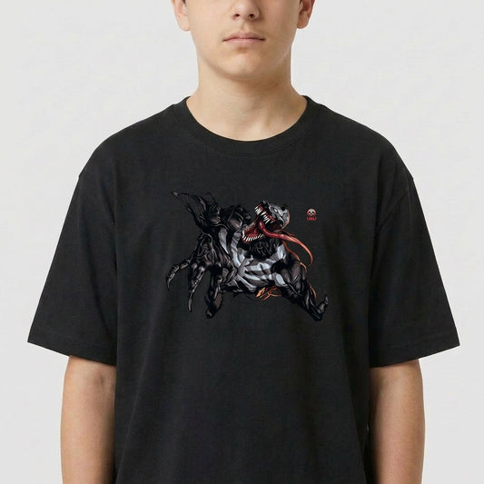 Camiseta com estampa frontal de criatura monstruosa com dentes afiados e língua saliente, acompanhada de detalhes dinâmicos em traços estilizados.