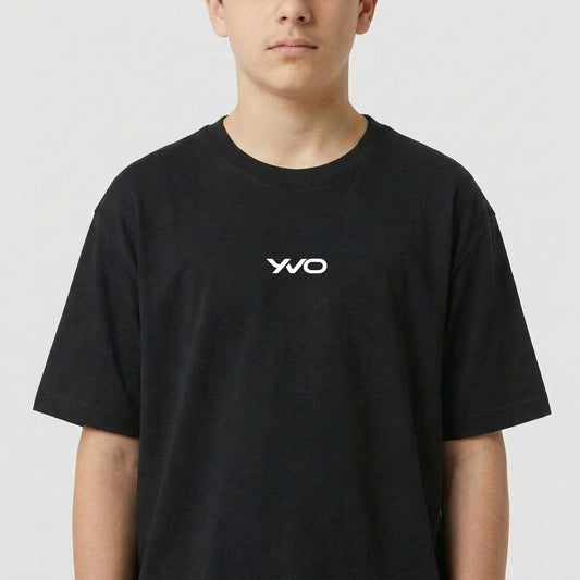 Camiseta com estampa frontal de texto estilizado "YNO" em fonte discreta.
