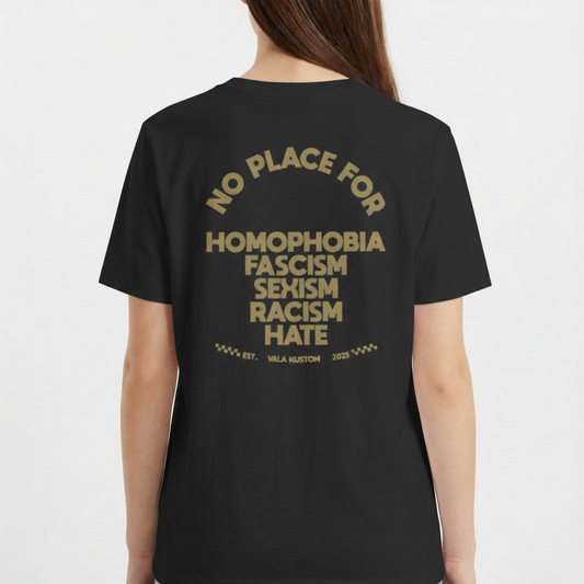 Camiseta com estampa frontal de logotipo estilizado "VALA" e estampa traseira com texto em negrito "NO PLACE FOR" seguido de palavras contra discriminação e ódio.