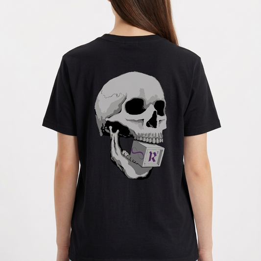 Camiseta com estampa frontal de letras estilizadas "Reals M.C. 4 Anos" em grafite e estampa traseira de um crânio segurando um cartão com símbolo.