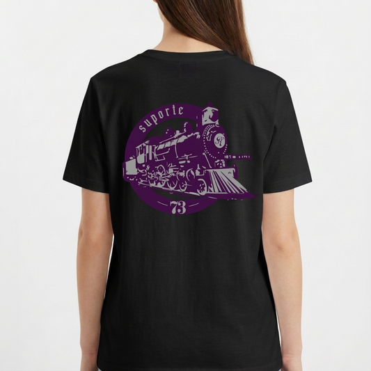 Camiseta com estampa frontal de locomotiva circular e texto "suporte 73", e estampa traseira maior similar, destacando detalhes vintage da locomotiva.