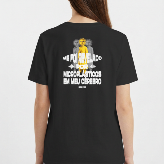 Camiseta com estampa frontal de sol estilizado com rosto sorridente e texto pequeno, e estampa traseira de sol similar com texto maior em camadas verticais.