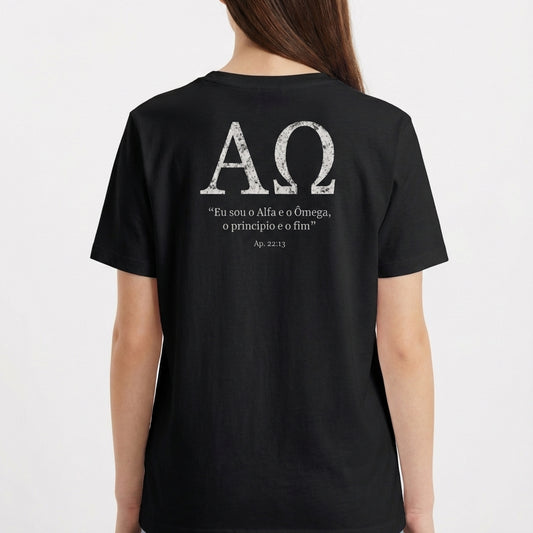 Camiseta com estampa frontal de "AΩ" e estampa traseira de "AΩ" acompanhada da frase "Eu sou o Alfa e o Ômega, o princípio e o fim" Ap. 22:13.