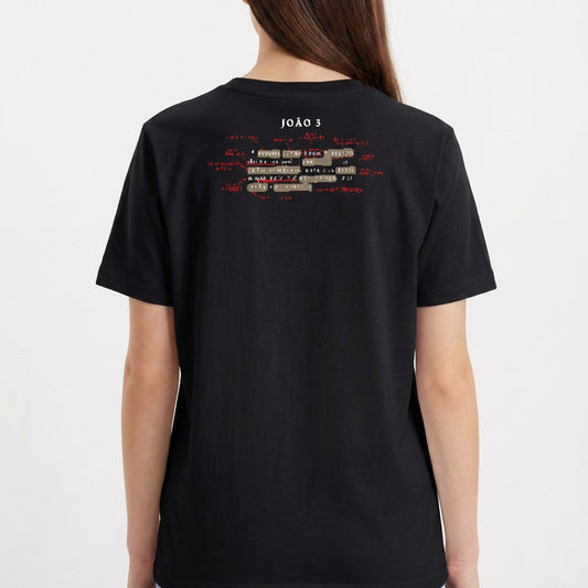 Camiseta com estampa frontal de texto "PREACHING John 3:16" em vermelho e estampa traseira com mix de textos, incluindo "JOÃO 3" e elementos sublinhados.