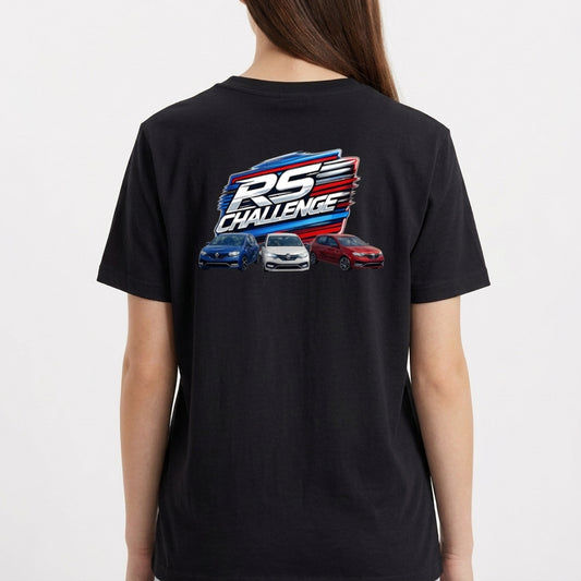 Camiseta com estampa frontal de "RS Challenge" estilizado e estampa traseira de "RS Challenge" maior com três carros em perspectiva detalhada.