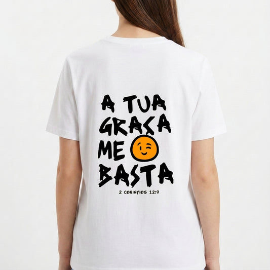 Camiseta com estampa frontal de "2 Coríntios 12:9" e estampa traseira de "A Tua Graça Me Basta" acompanhada por um simpático emoji centralizado.