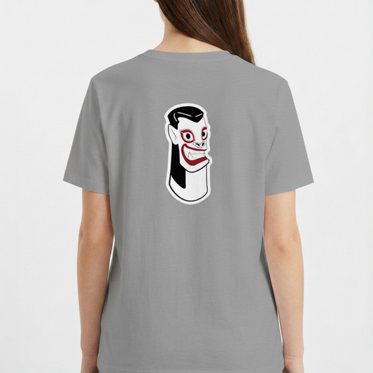 Camiseta com estampa frontal de letras estilizadas "Carranca & Labs" e estampa traseira de um desenho gráfico de figura caricata com expressão marcante.