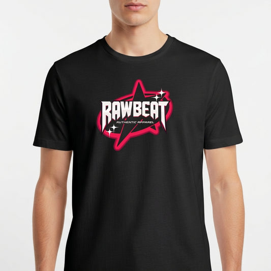 Camiseta com estampa frontal de estrela estilizada com contorno dinâmico, texto central em negrito e pequenos brilhos ao redor, sugerindo movimento.