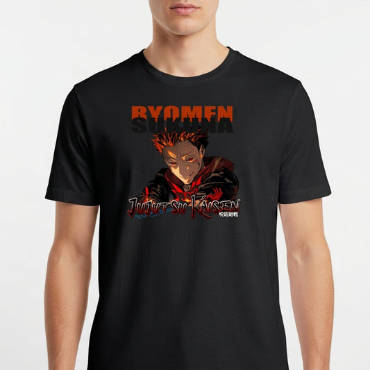 Camiseta com estampa frontal de personagem de anime com expressão intensa abaixo de texto grande e estilizado, incluindo título e caracteres japoneses.