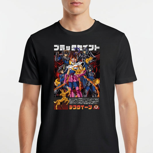 Camiseta com estampa frontal de um grupo de personagens em pose destemida, cercados por figuras sombrias e texto em estilo japonês na parte superior e inferior.