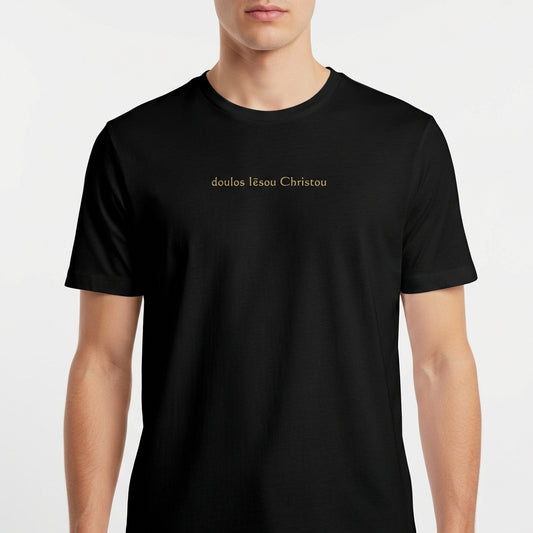 Camiseta com estampa frontal de texto estilizado centralizado que diz "doulos Iesou Christou" em fonte discreta e elegante, destacando-se de forma sutil.