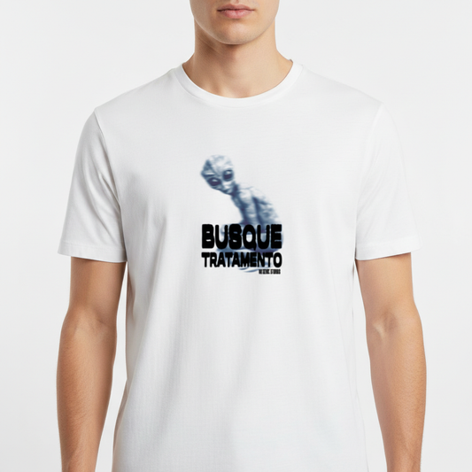 Camiseta com estampa frontal de um alienígena estilizado ao lado da frase "BUSQUE TRATAMENTO MEU AMIGO" em letras maiúsculas e negrito.