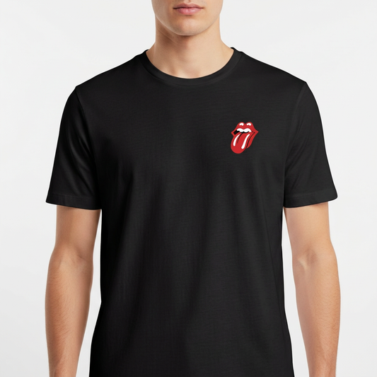 Camiseta com estampa frontal de boca com lábios entreabertos e língua para fora, criando um visual icônico e arrojado na parte superior esquerda.