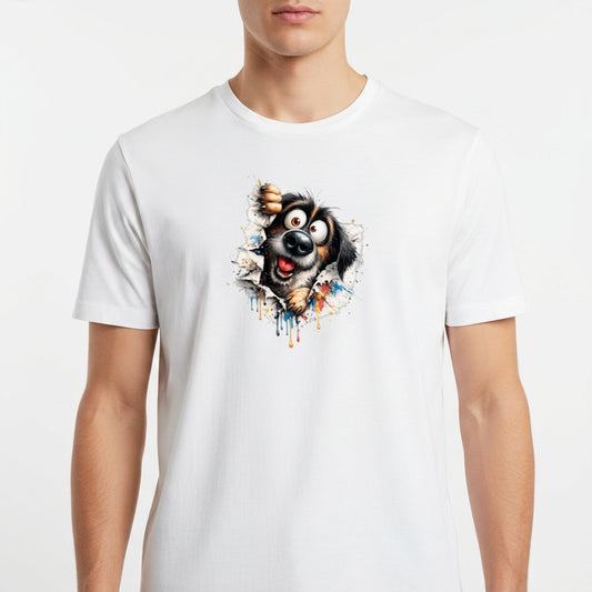 Camiseta com estampa frontal de cachorro expressivo saindo de um rasgo no tecido, com detalhes de tinta escorrendo e efeitos artísticos dinâmicos.