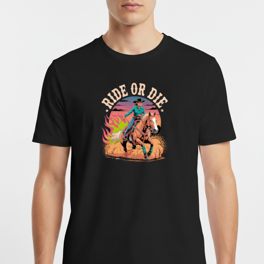 Camiseta com estampa frontal de um cavaleiro galopando em um cavalo, cercado por chamas e poeira, com a frase "Ride or Die" em destaque no topo.