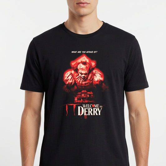 Camiseta com estampa frontal de criatura monstruosa acima de uma casa sombria, com a frase "What are you afraid of?" e "Welcome to Derry" em destaque.