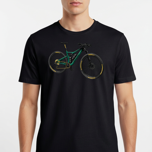 Camiseta com estampa frontal de bicicleta detalhada com componentes realistas, destacando quadro robusto e rodas com inscrições estilizadas nos pneus.