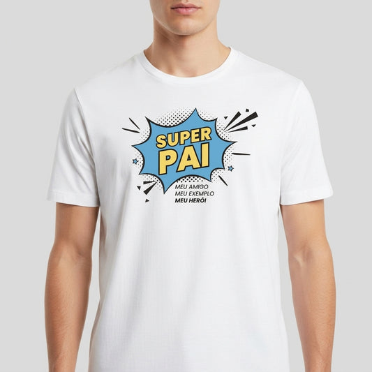 Camiseta com estampa frontal de um emblema em estilo de quadrinhos com as palavras "SUPER PAI", seguido por "MEU AMIGO, MEU EXEMPLO, MEU HERÓI".
