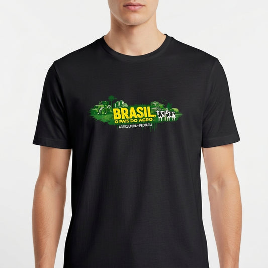 Camiseta com estampa frontal de elementos do agronegócio, incluindo tratores e paisagens agrícolas, junto à inscrição "BRASIL O PAÍS DO AGRO".