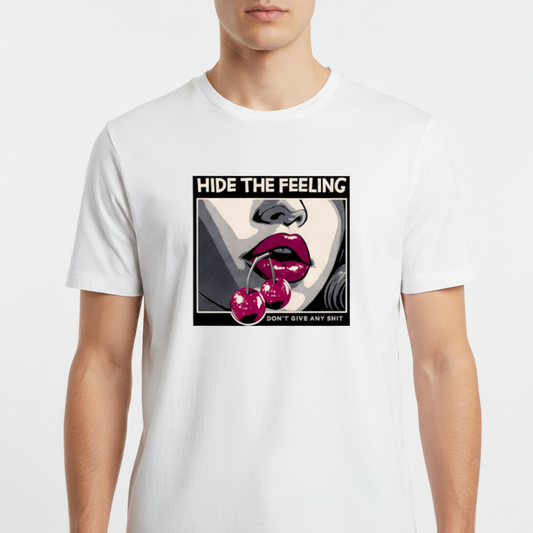 Camiseta com estampa frontal de close de rosto com lábios destacados e cerejas, acompanhada das frases "HIDE THE FEELING" e "DON'T GIVE ANY SHIT".