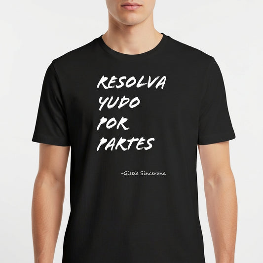 Camiseta com estampa frontal de texto estilizado "RESOLVA TUDO POR PARTES" seguido pela assinatura "-Gisele Sincerona".