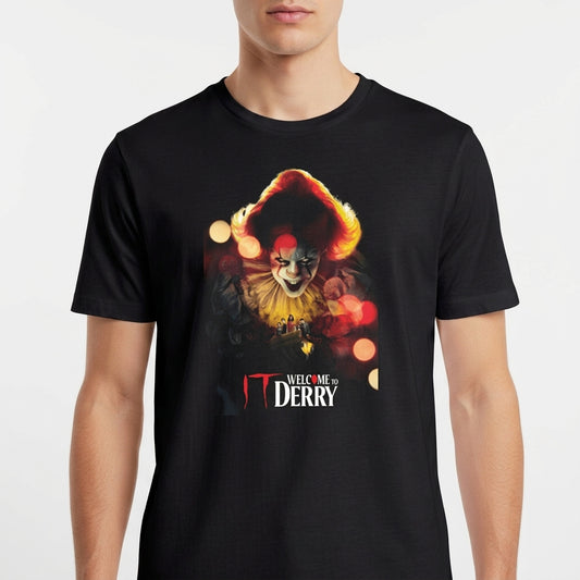Camiseta com estampa frontal de um palhaço sinistro cercado por luzes embaçadas, com o texto "Welcome to Derry" em destaque na parte inferior.
