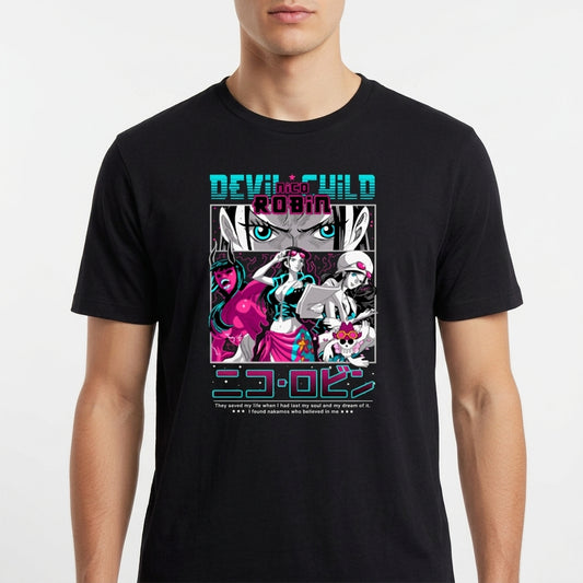 Camiseta com estampa frontal de personagem estilo mangá, com destaque para o olhar intenso acima de várias poses e figuras em ação, acompanhada por texto estilizado.