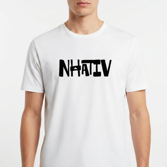 Camiseta com estampa frontal de letras grandes e estilizadas formando a palavra "NHATIV", dispostas em uma tipografia moderna e marcante.