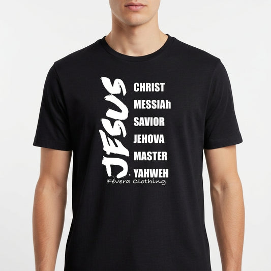 Camiseta com estampa frontal de palavras em lista incluindo "JESUS" em destaque vertical, seguidas por termos como "CHRIST", "MESSIAh" e "SAVIOR".
