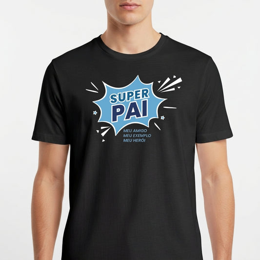 Camiseta com estampa frontal de um balão de diálogo no estilo quadrinhos com a frase "Super Pai" destacada, acompanhada por "meu amigo, meu exemplo, meu herói".