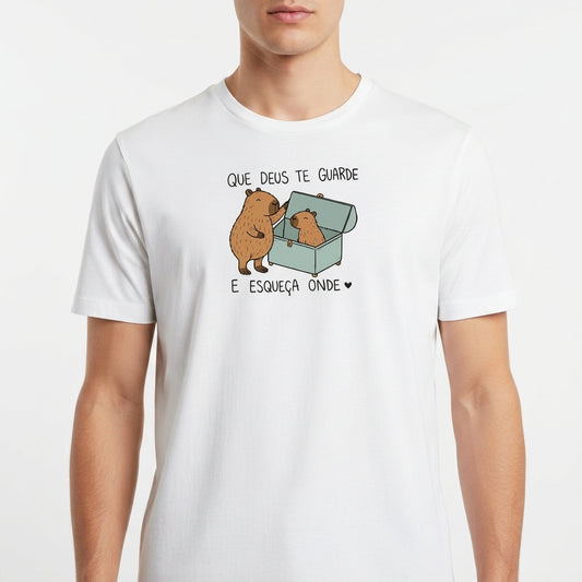 Camiseta com estampa frontal de dois capivaras, uma do lado de fora e outra dentro de uma caixa, acompanhadas da frase "QUE DEUS TE GUARDE E ESQUEÇA ONDE".