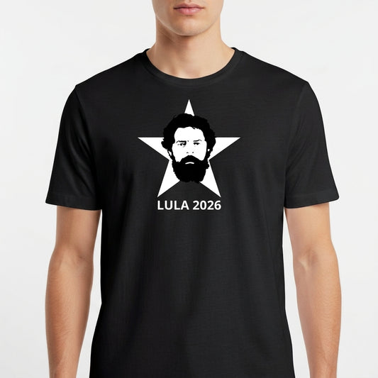 Camiseta com estampa frontal de rosto estilizado sobre uma estrela de cinco pontas, acompanhada pelo texto "LULA 2026" abaixo do retrato.