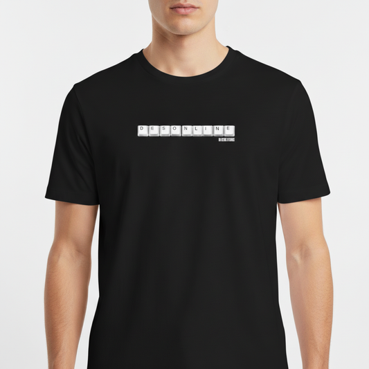 Camiseta com estampa frontal de letras em estilo de teclas de computador formando a palavra "DESONLINE", acompanhadas pela frase "ESTEJA OFFLINE".