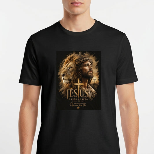 Camiseta com estampa frontal de um leão junto ao rosto de um homem em grafismo detalhado, acompanhada por cruzes e escrita artística.