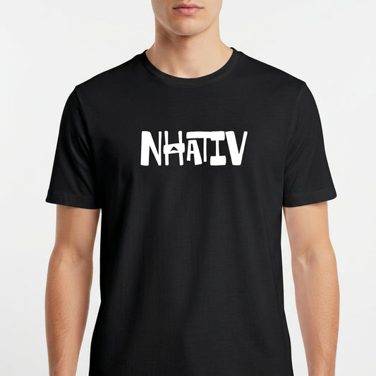 Camiseta com estampa frontal de texto estilizado em letras grandes e irregulares, onde um "A" é substituído por uma pequena forma de cacto.