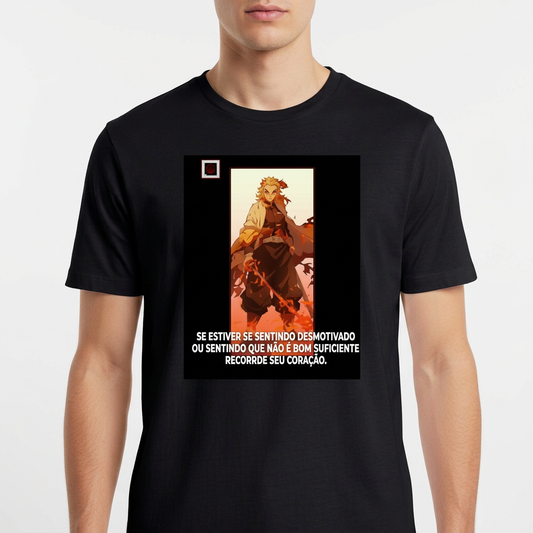 Camiseta com estampa frontal de personagem estilizado ao lado de texto impactante, apresentando uma cena potente emoldurada em um retângulo preto.